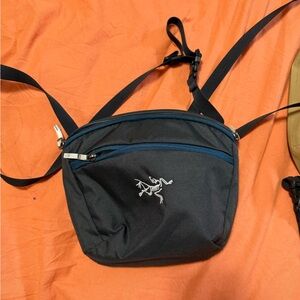 Arc'teryx Black Mantis 2L